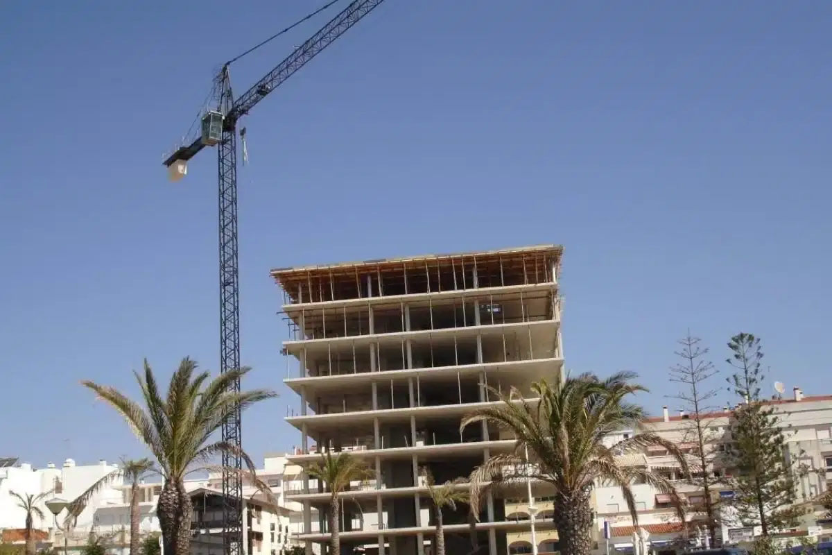 Edifíco em esqueleto em Monte Gordo