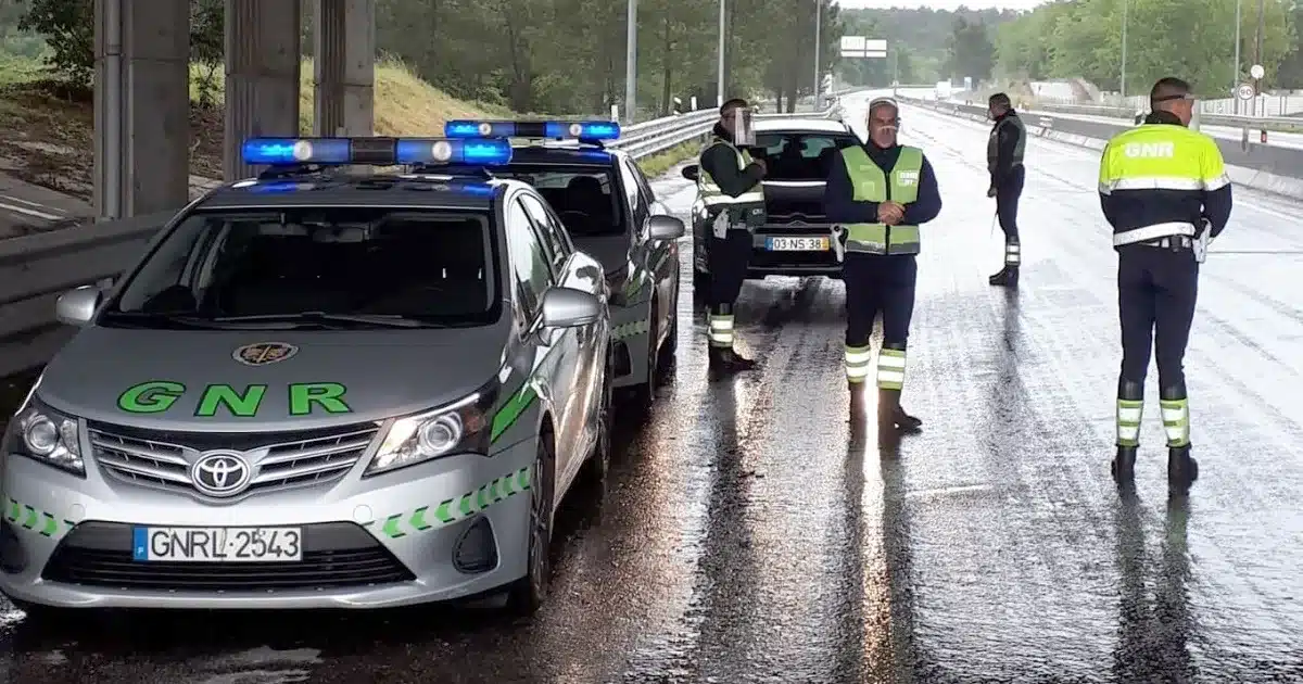 Operação de trânsito da GNR em estrada molhada.