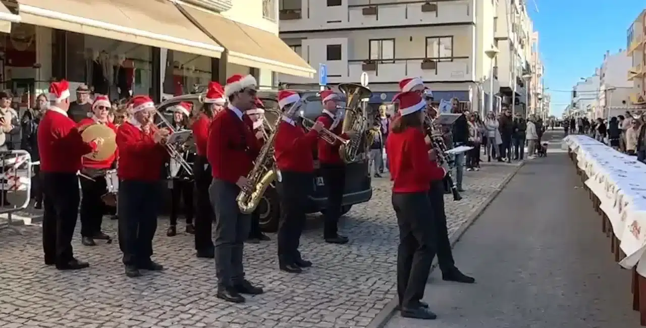 Banda musical natalícia atua na rua, Portugal.