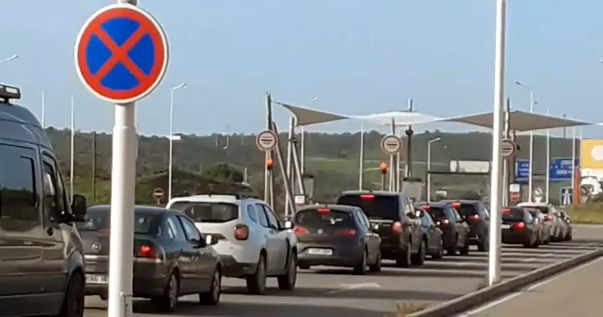 Trânsito e sinal de proibido estacionar.