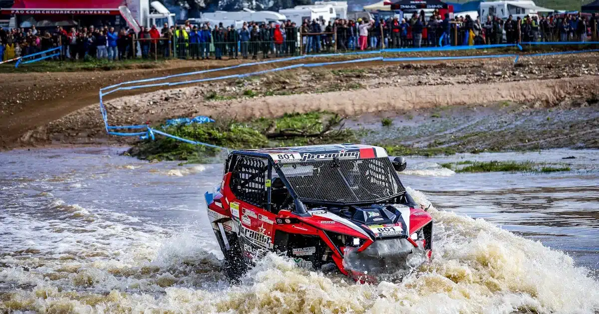 UTV em corrida aquática, público assistindo.