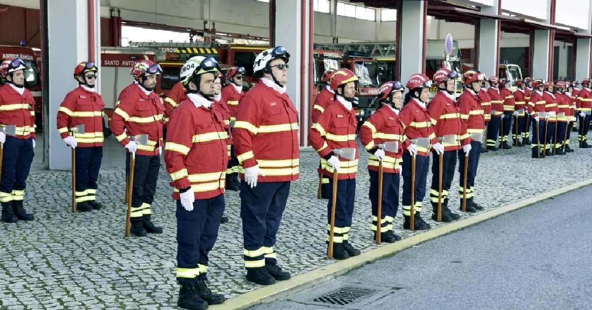 Bombeiros formados em frente ao quartel.