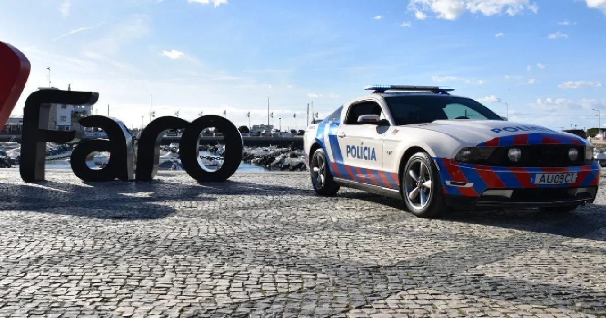 Viatura policial junto a letreiro "Faro" em cais.