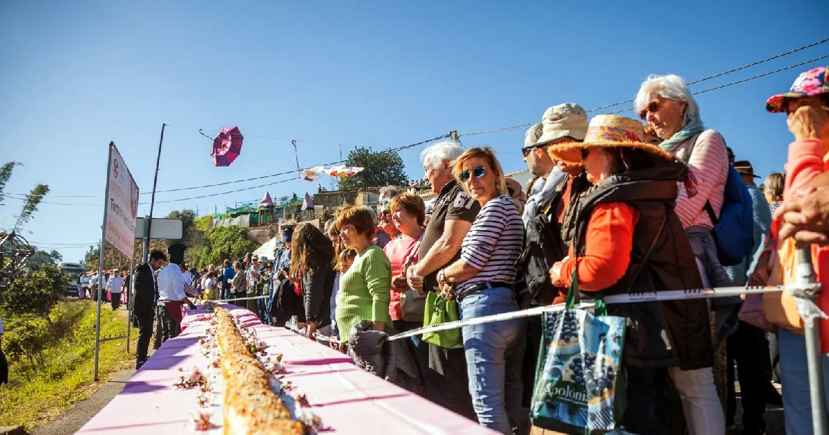 Pessoas em evento ao ar livre em Portugal.