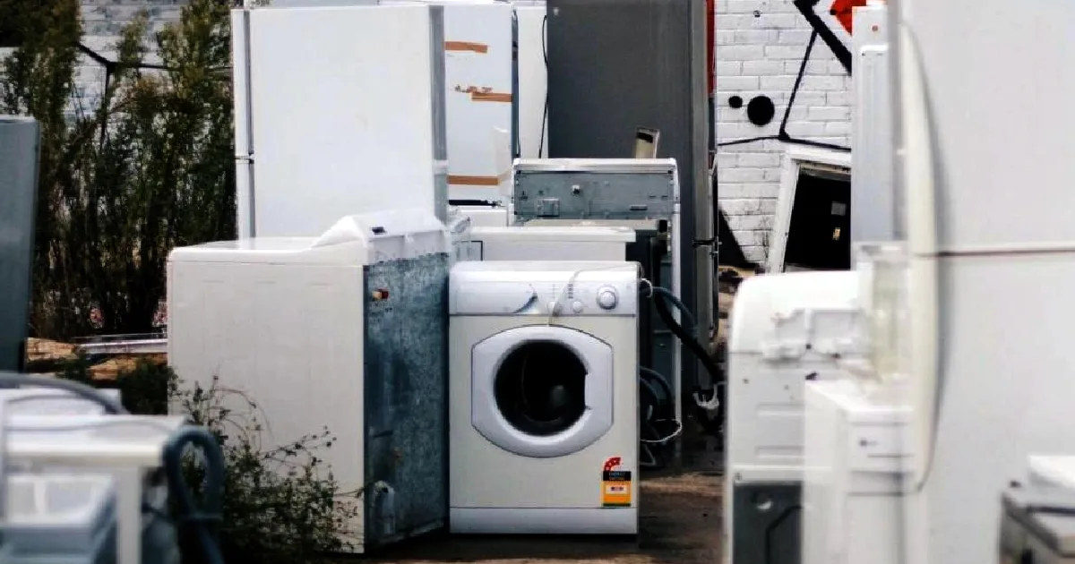 Eletrodomésticos usados aguardando reciclagem ou reutilização.