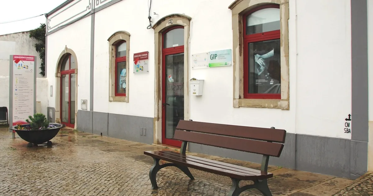 Fachada de edifício com banco público, Portugal.