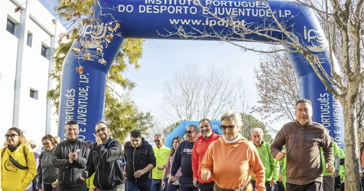 Participantes em evento de corrida ao ar livre.