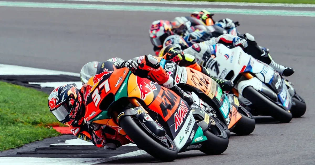 Corrida de motos em pista, pilotos em competição.