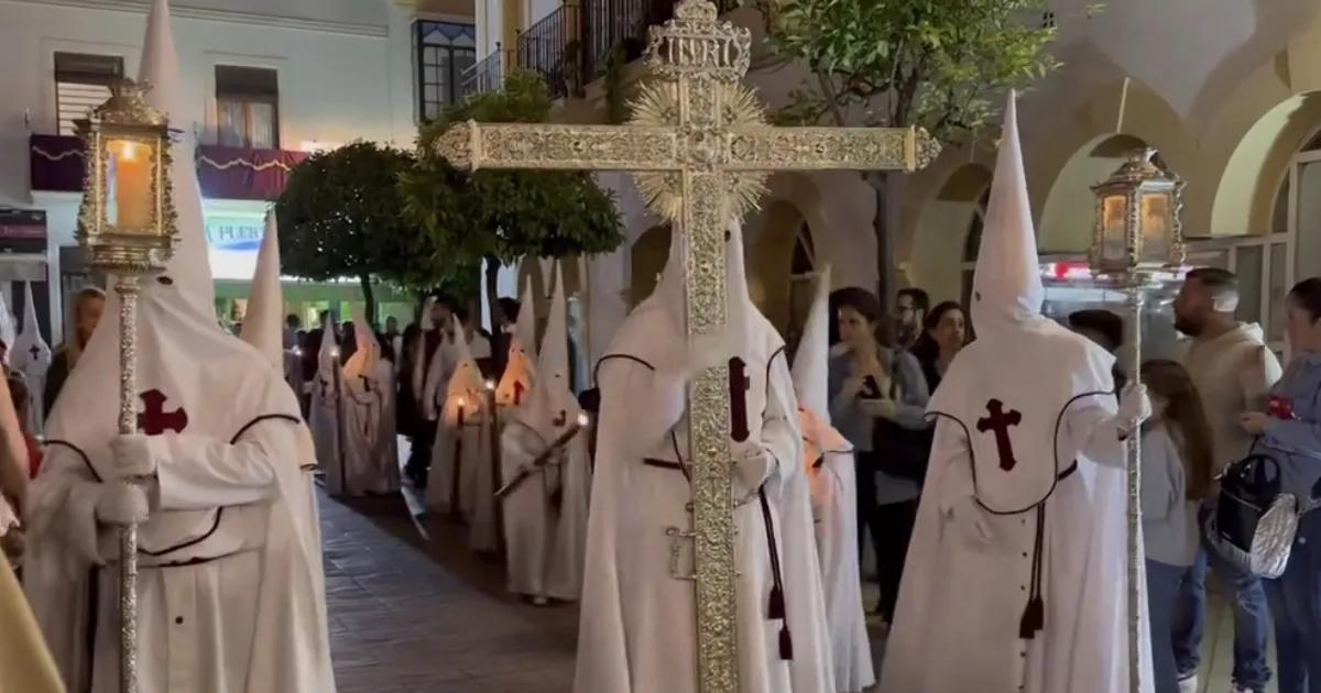 Procissão noturna de penitência religiosa.