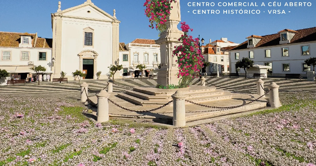 Praça histórica com flores em Vila Real de Santo António.