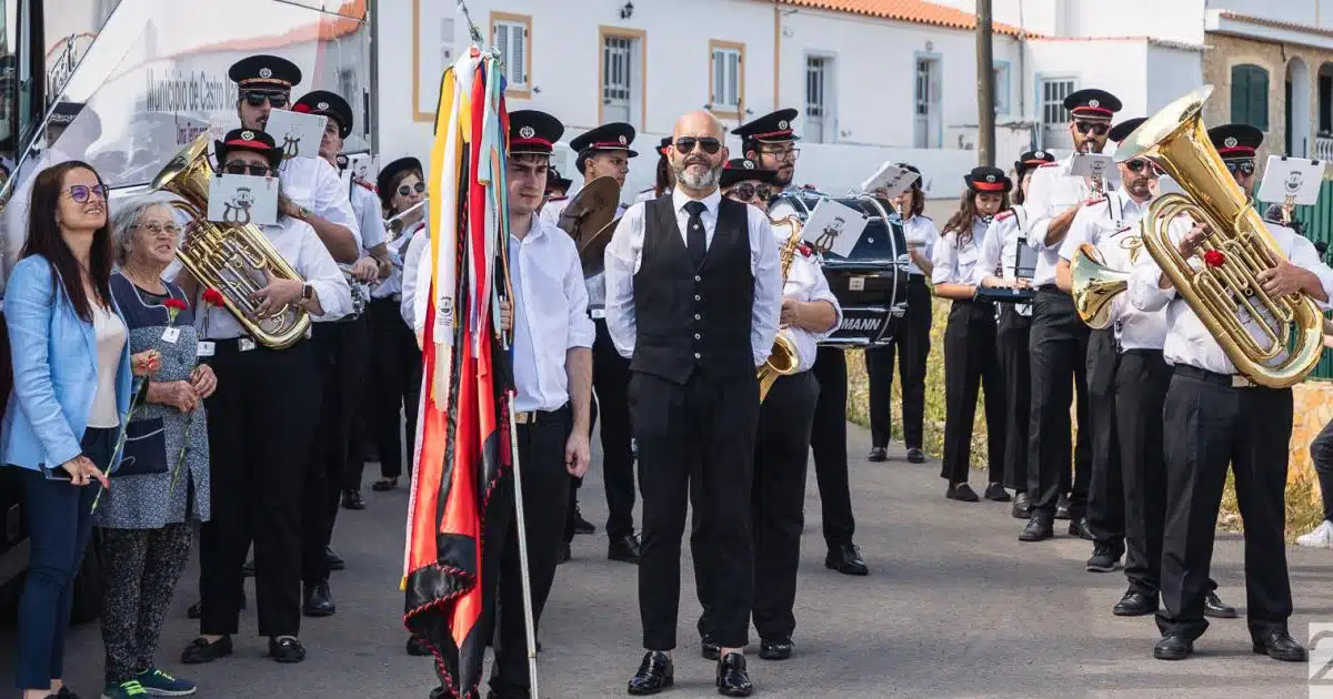 Banda musical desfila em evento cultural.