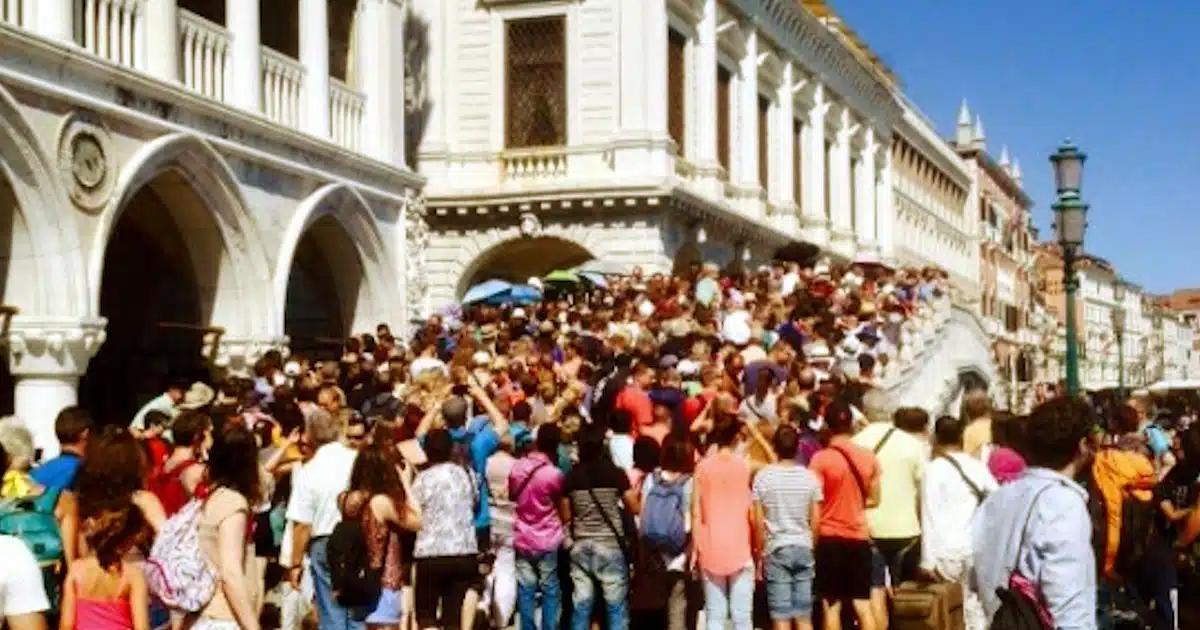 Multidão de turistas na famosa ponte veneziana.