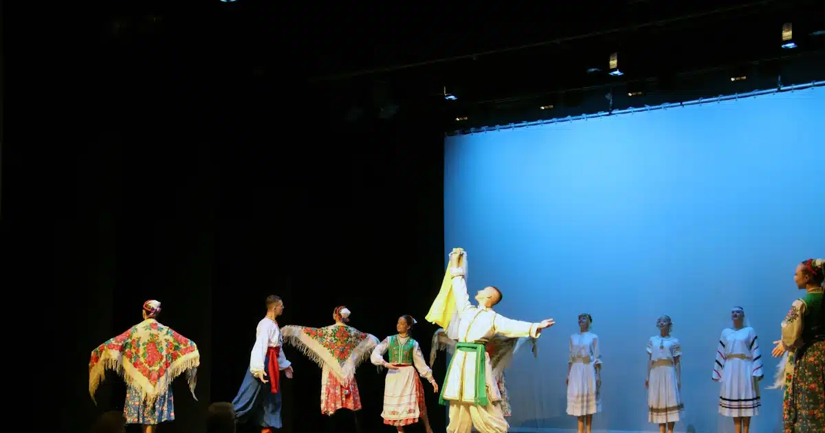 Apresentação de dança folclórica em palco.