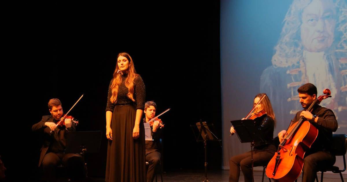 Cantora e quarteto de cordas em concerto ao vivo.