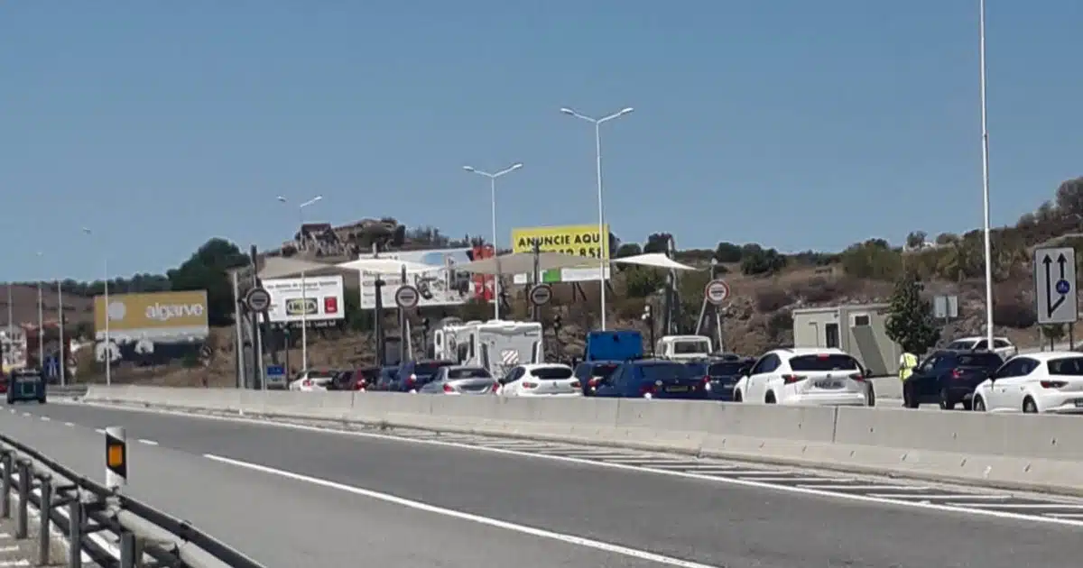 Engarrafamento na autoestrada em Portugal durante o dia.